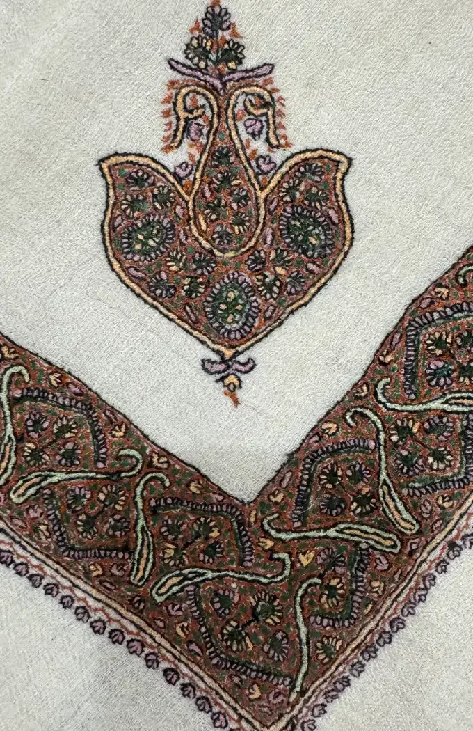 Fine pashmina rumal paying homage to Bahrain's Ghutra (غترة) heritage